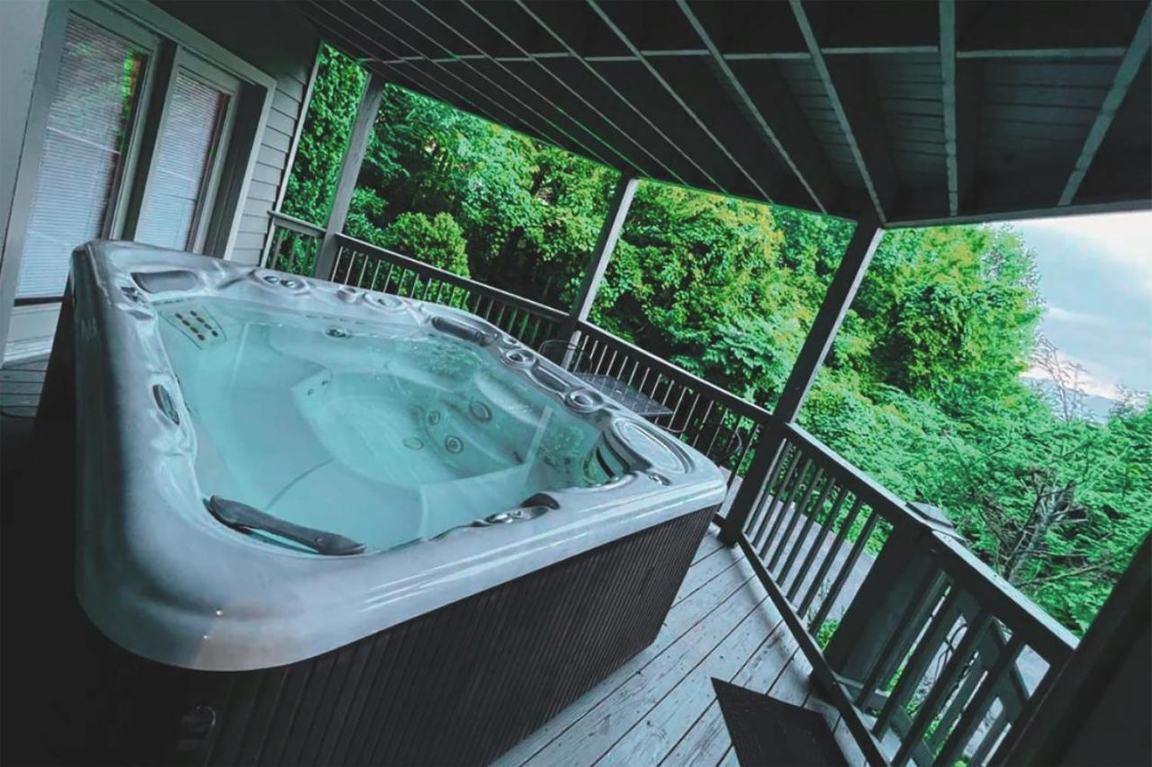 3 Decks, Mtn Views! Tree Tops By Honeybearcabins - Luxury Rain Showers, 3 King Suites, Xl Hottub, Fireplace, Bear Sightings Гатлінбург Екстер'єр фото